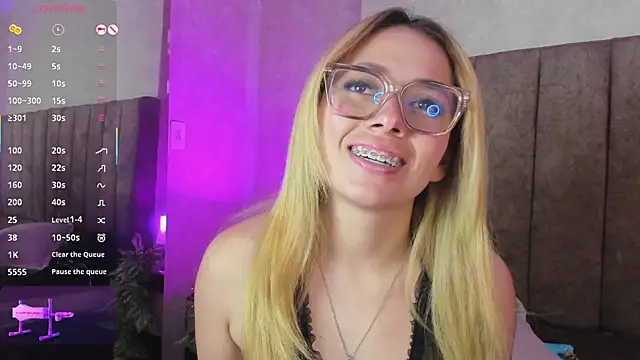 LanaMills_'s cam snapshot