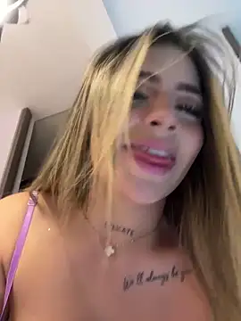 MiaWhitePink_'s web cam