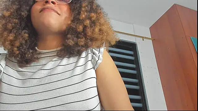 Ada_gales_'s cam snapshot