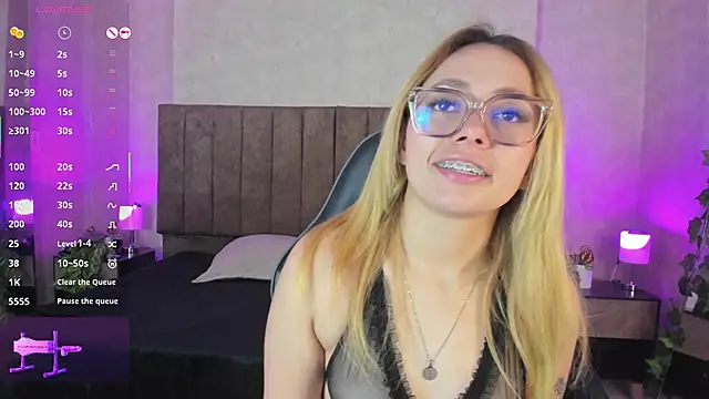 LanaMills_'s cam snapshot