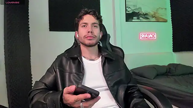 LucianSinclair live sex cam