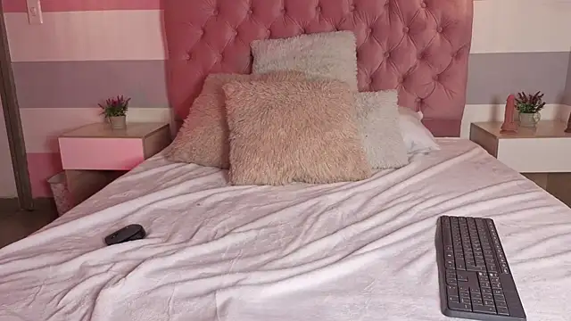 _millyjones_'s cam snapshot