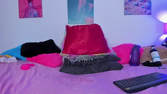 tyra_bankss_'s cam snapshot