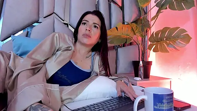 _valeria_saenz_'s cam snapshot