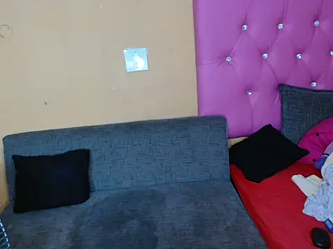 Prettybrowngirl's cam snapshot