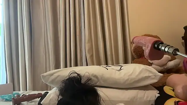 AudreySpanksFuck-'s cam snapshot