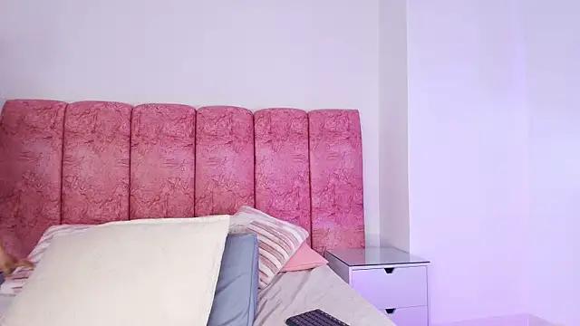 emmacurvy's cam snapshot