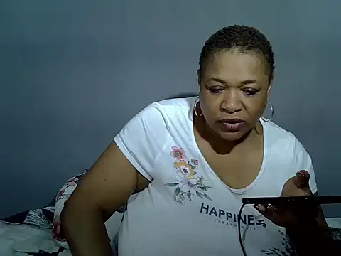 BUSTY_QUEEEN's cam snapshot