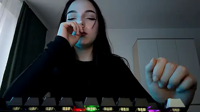 WhiteNoiseJoy's cam snapshot