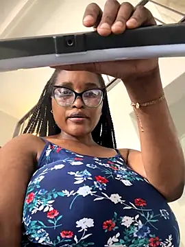 Bustygoddess32 live sex cam