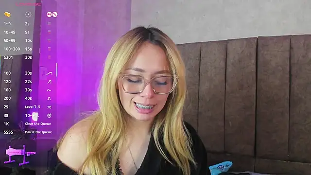 LanaMills_'s cam snapshot