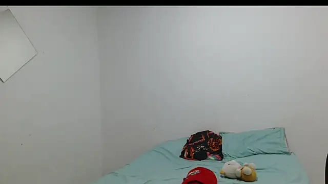 Yourgirl-thaly20's cam snapshot