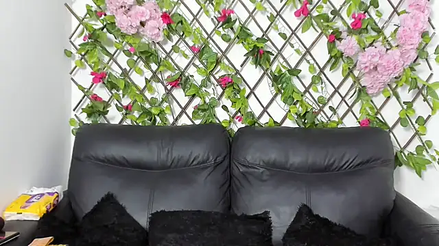 merlyna_goldens's cam snapshot