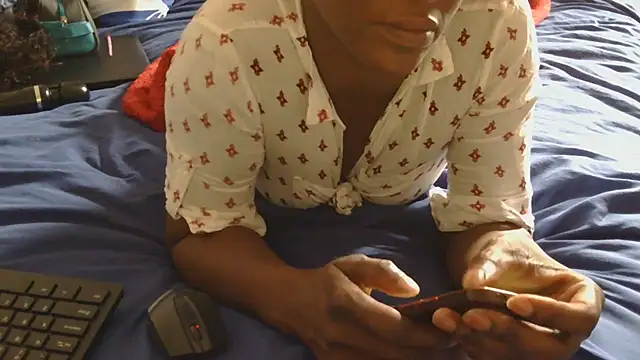 sluttylaura21's cam snapshot