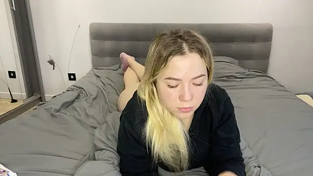 Embersweetbunny's cam snapshot