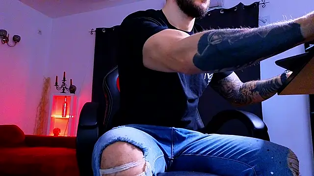 MightyAaron66 live sex cam