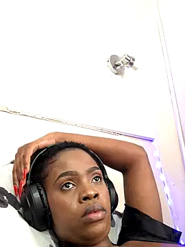 LuciousLips96 live sex cam