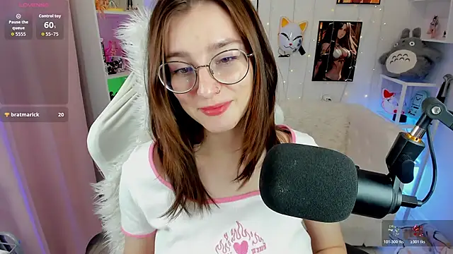 AnnyNextDoor's cam snapshot