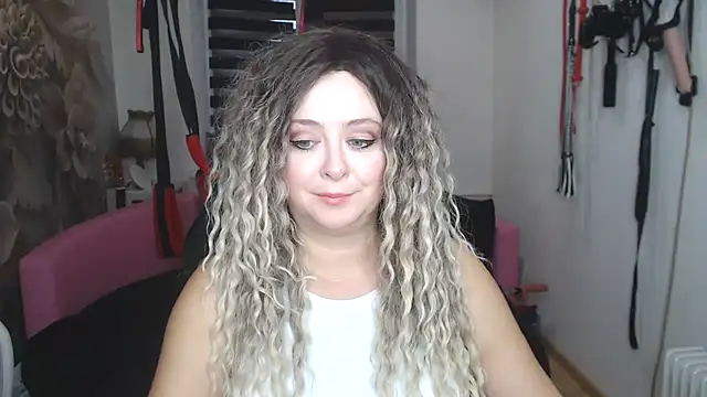 MISSwithDOLLS's web cam