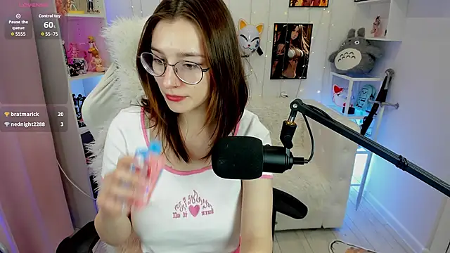 AnnyNextDoor's cam snapshot