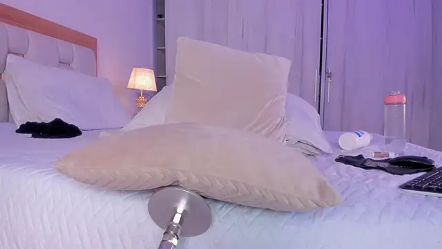 mia_hank's cam snapshot