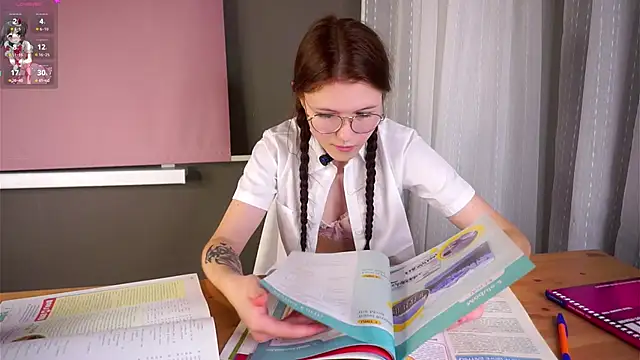 LynHillaire live sex cam