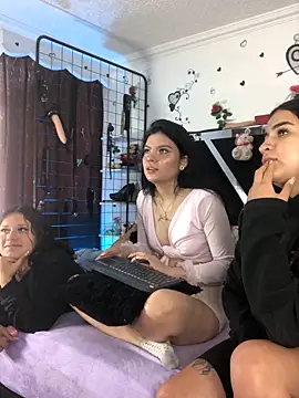 1lovelygirls's cam snapshot