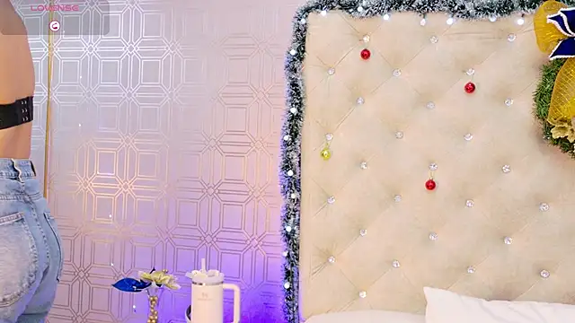 Sara_Desire's cam snapshot