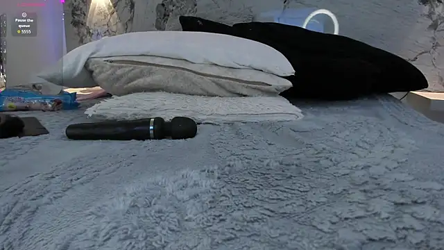 LIZ_HOLMES's cam snapshot