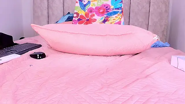 sharlott_miller's cam snapshot