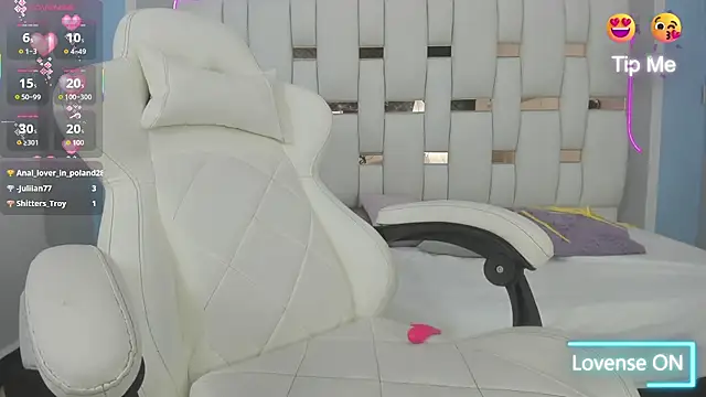 mask_red_girl's cam snapshot