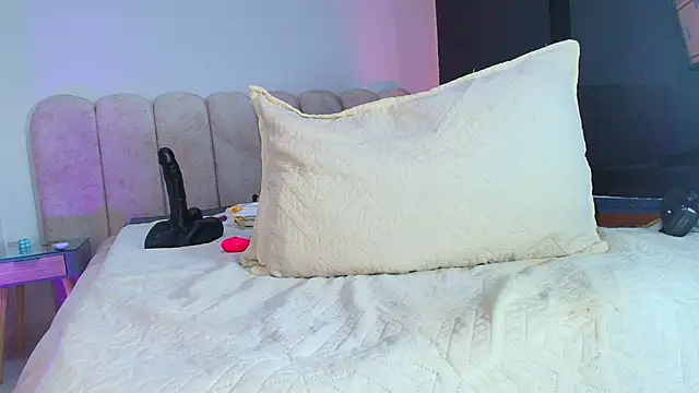 sofi_decker's cam snapshot