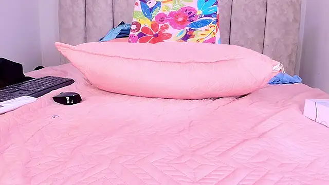 sharlott_miller's cam snapshot