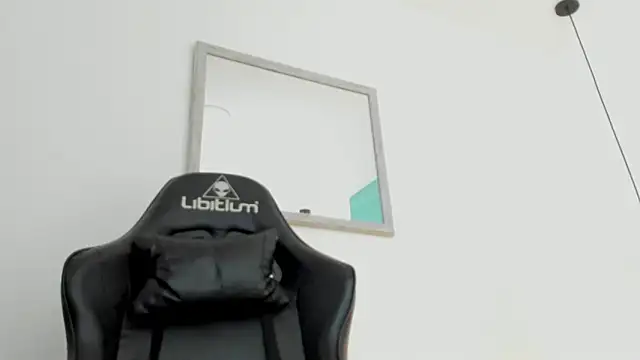 lucy_blue28's cam snapshot