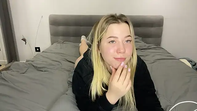 Embersweetbunny's cam snapshot