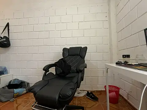 Max_TheHorseDick live sex cam