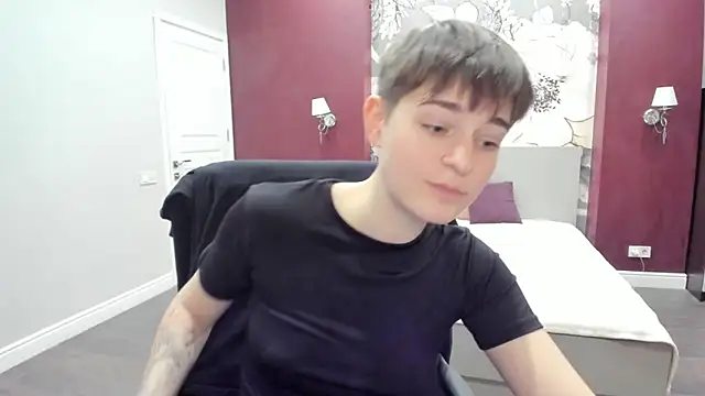 EmiliaYours's cam snapshot