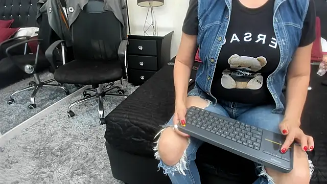 alana_johnson_0's cam snapshot