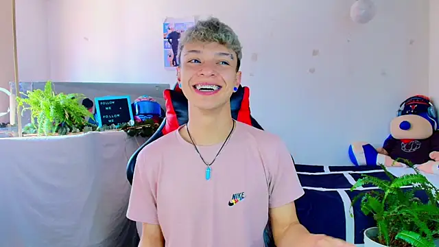 twink_sebas_'s cam snapshot