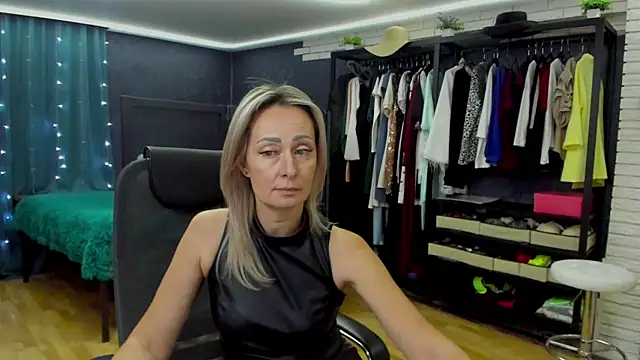 Julia_Cherry_'s cam snapshot