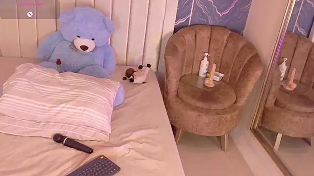 iam_nicolle's cam snapshot