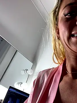 MaisieMae's cam snapshot