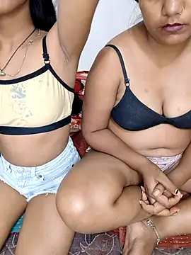 Unique_MomandDaughterrs's cam snapshot