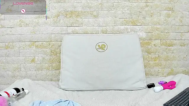 ikia_lopez_'s cam snapshot