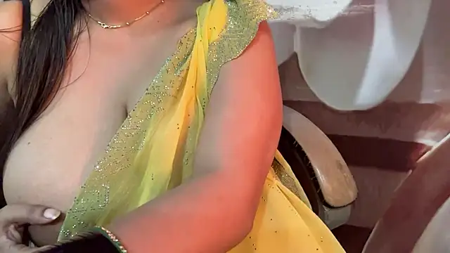 sareeQueen live sex cam