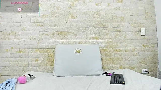 ikia_lopez_'s cam snapshot