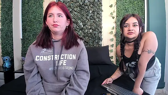 Lucy_and_Karoline's cam snapshot