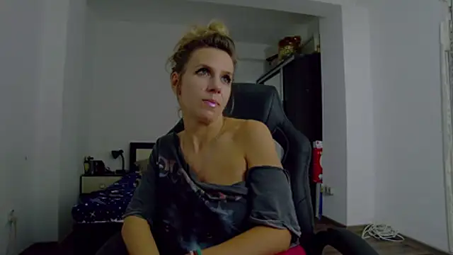 DedeSibel's cam snapshot