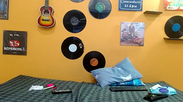 skinnyverus18's web cam