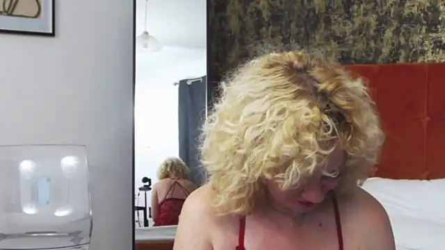 LittleCurlyGirl's cam snapshot